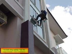 Dịch vụ vệ sinh kính TP Hồ Chí Minh